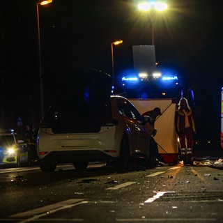 Das kaputte Unfallauto steht auf der Kreuzung in der Nähe eines Mainzer Hotels. Rettungskräfte sind im Einsatz.