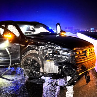 Nach dem Zusammenstoß mit dem Fahrbahnteiler steht der Unfallwagen völlig demoliert quer auf der Schiersteiner Brücke in Höhe Mainz-Mombach.