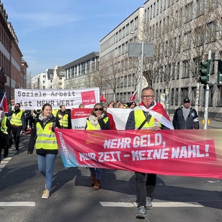 Hunderte Menschen ziehen bei der ver.di-Demonstration am Freitag durch die Mainzer Innenstadt.