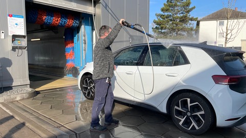 In der inklusiven Autowaschanlage in Ingelheim arbeiten Menschen mit und ohne Behinderung zusammen.