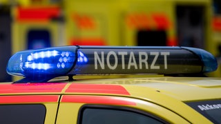 Ein Notarztwagen mit Blaulicht. Ist aufgrund von unterlassene Hilfeleistung ein Mann aus Bad Kreuznach gestorben?