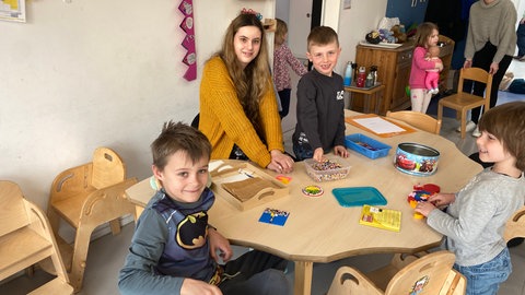 Emely spielt mit Kindern in einer Mainzer Kita vor: Sie ist teil eines Pilotprojekts gegen den Fachkräftemangel