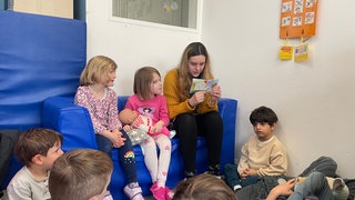 Emely liest Kindern in einer Mainzer Kita vor: Sie ist teil eines Pilotprojekts gegen den Fachkräftemangel
