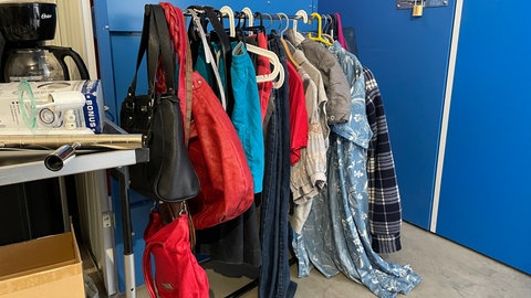 Auch Kleidung darf im Tauschraum in Mainz abgegeben werden - alles nach dem Motto: Getreu dem Motto: Hier gilt das Motto: Tauschen statt Wegwerfen
