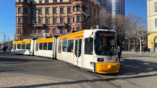 Eine Straßenbahn fährt am Mainzer Hauptbahnhof.
