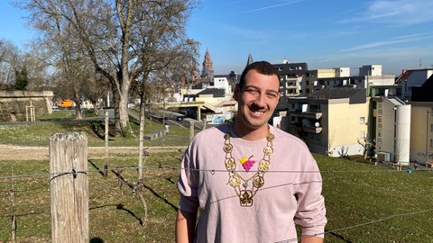 Levin trägt die goldene Kette als rheinhessischer Weinkönig 
