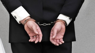 Ein Bräutigam in Wiesbaden ist gewalttätig geworden und hat seine Hochzeitsnacht in einer Zelle der Polizei verbracht (Symbolbild)