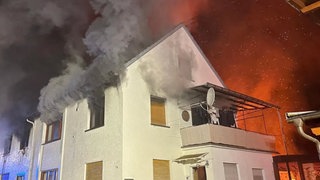 Ein Haus in Oberheimbach steht in Flammen, es quillt dichter Rauch aus den Fenstern. Der mutmaßliche Brandstifter wurde jetzt festgenommen