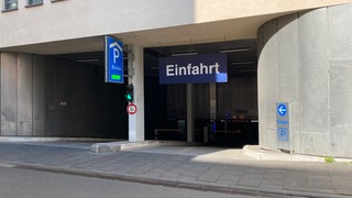 Einfahrt zum Parkhaus Bleiche in der Mainzer Innenstadt. Hier und in weiteren Parkhäusern in Mainz ist das Parken in der Nacht ab 1. Juli günstiger als bisher