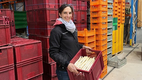 Spargelbäuerin Theresa Pfeiffer zeigt ihre erste Ernte 2025.