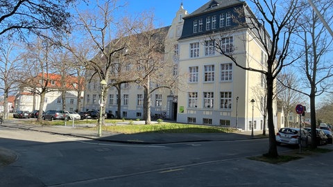Das große Gebäude der Mombacher Pestalozzischule