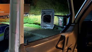 Der Kosmetikspiegel am Kleinlaster: Das Fahrzeug wurde auf der A61 bei Armsheim aus dem Verkehr gezogen