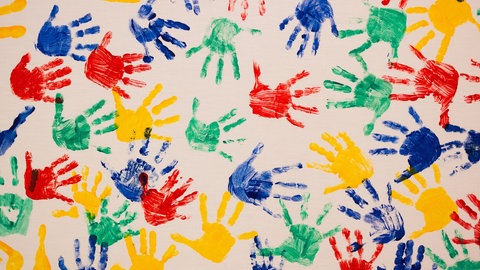 Bunte Handabdrücke von Kindern