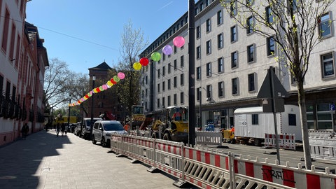 Die Stadt Mainz betreibt Baustellenmarketing: Die Luftballons sollen den Bereich um die Baustelle für Besucher attraktiv machen. 