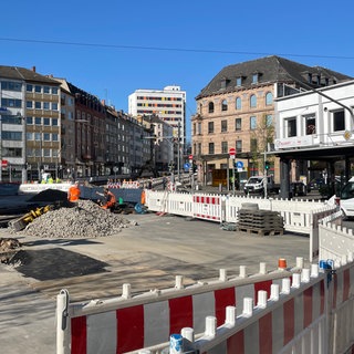 Der Münsterplatz ist voll mit Absperrungen. Die Bauarbeiter arbeiten mit Hochdruck daran, die neuen Straßenbahnschienen mit den alten zu verbinden. 