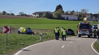 Der Unfall ereignete sich zwischen Bechtsheim und Monzernheim. Polizei und Rettungskräfte sind im Einsatz.