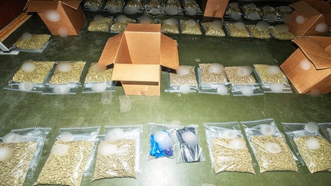 Drogen liegen in Klarsichtbeuteln auf dem Boden: Bei umfangreichen Durchsuchungen wurden dutzende Kilogramm Betäubungsmittel sichergestellt.