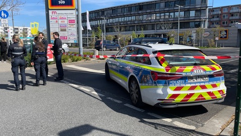 Ein Polizeiauto versperrt die Zufahrt zum Parkplatz des King-Park-Centers in Mainz. Das Zentrum wurde wegen einer möglichen Bombendrohung abgeriegelt.