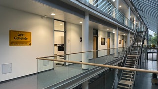 Leere Gänge im SWR-Funkhaus in Mainz, das wegen der Bombenentschärfung geräumt werden musste.