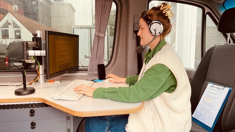 SWR-Redakteurin Tjada Huchtkötter sendet die Regionalnachrichten heute aus dem Übertragungswagen. 