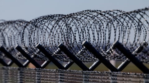 Ein Stacheldraht an einer Abschiebeanstalt. Der agressive Afghane aus Windesheim wird abschoben. 