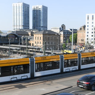 Eine Straßenbahn passiert den Mainzer Hauptbahnhof. In Zeiten der E-Mobilität erfährt "die Elektrische", wie sie in Mainz heißt, mehr Zuspruch denn je. Jetzt wird in Mainz eine weitere Trasse am Rhein entlang gebaut.
