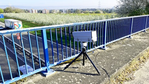 Auf einer Autobahnbrücke, die über die A60 in Mainz-Finthen führt, steht eine Monocam. Sie kann erkennen, ob Autofahrer am Steuer telefonieren oder texten. 
