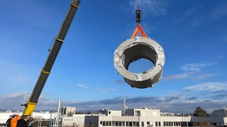 Der Magnet konnte nur mit einem speziellen Kran durch das Dach im Uni-Gebäude platziert werden