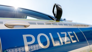 Ein Polizeiwagen mit Blaulicht. 