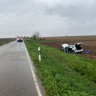 Auf der L455 zwischen Dirmstein und Offstein sind zwei Autos frontal zusammengestoßen. Eines steht auf dem Feld neben der Straße