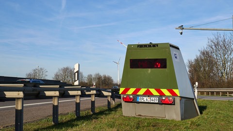 Ein mobiler Blitzer an der A61: Viele Betroffene wehren sich am Amtsgericht gegen Bußgelder, weil sie zu schnell gefahren sein sollen. 