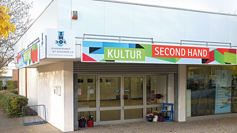Im Second-Hand-Shop des ZMO lässt sich das ein oder andere Schnäppchen machen.