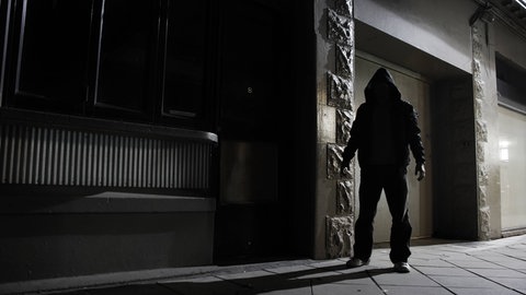 Ein Mann im Dunklen: In Worms wurde eine Frau vergewaltigt und die Polizei sucht nach dem Täter. (Symbolbild)