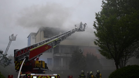 Feuerwehrleute löschen einen Brand auf dem Mainzer Lerchenberg