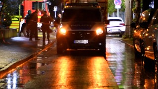 Ein Polizeiauto beim Einsatz nach Schüssen in Bad Kreuznach