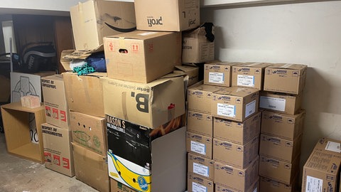 Im Keller des Vereinsheims stapeln sich die Kisten mit den Sachspenden. Sie werden nach und nach in die Autos geladen, die an Ostermontag in die Ukraine aufbrechen.