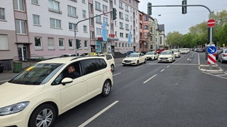 Taxifahrer aus Mainz demonstrieren auf der Rheinallee.