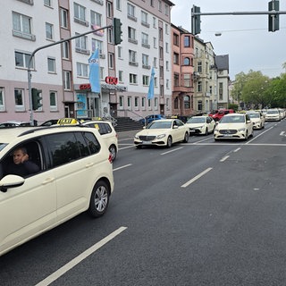 Taxifahrer aus Mainz demonstrieren auf der Rheinallee.
