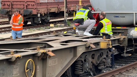 Die Bundespolizei sicherte nach dem Unfall Spuren am entgleisten Wagen des Güterzuges im Mainzer Hauptbahnhof. Inzwischen steht der Waggon wieder auf den Gleisen und bleibt auch vorerst dort. Der Zug durfte weiterfahren. 