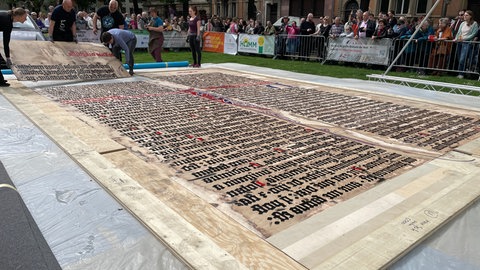Weltrekordversuch in Mainz: Die mutmaßlich größte Bibelseite der Welt.