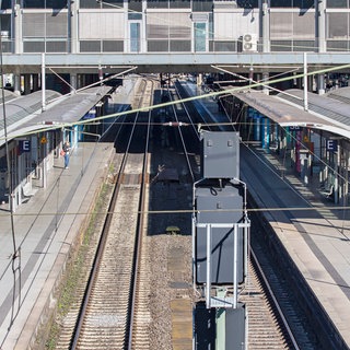 Leere Gleise im Mainzer Hauptbahnhof.