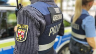 Zwei entspannte Polizeibeamte: Die Polizei in Mainz rechnet nicht mit Chaos trotz Marathon und Derby