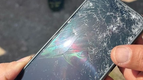 Die beiden Handys fielen vom Autodach und waren danach zerstört. Der Aufprall löste den Notruf aus.