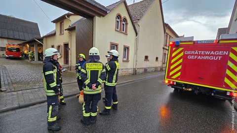 Etwa 80 Einsatzkräfte verschiedener Freiwilliger Feuerwehren, der Berufsfeuerwehr Ludwigshafen, Gefahrstoffzüge und Rettungsdiensten waren in Undenheim im Einsatz.