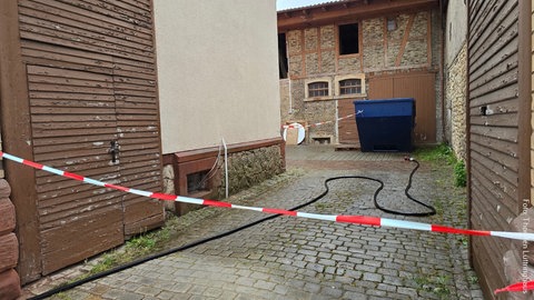 In diesem Hof ist es zu der Explosion gekommen. Die Rettungskräfte haben ihn am Samstagnachmittag abgesperrt.