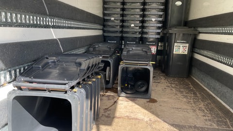 Ein Transporter voller neuer Mülltonnen, die jetzt allesamt "gechippt" werden.