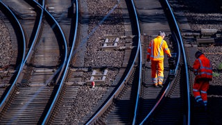 Bauarbeiter an einer Bahnstrecke - zwischen Mainz und Koblenz fallen wegen Bauarbeiten viele Züge aus.