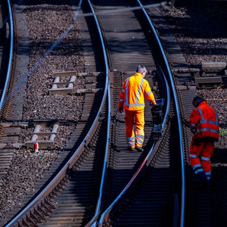 Bauarbeiter an einer Bahnstrecke - zwischen Mainz und Koblenz fallen wegen Bauarbeiten viele Züge aus.