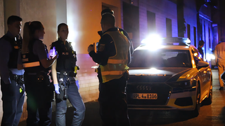 Einsatzkräfte stehen im Dunkeln vor einem Haus in Mainz-Mombach, wo ein Streit eskalierte.