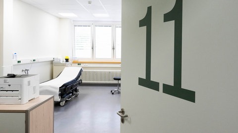 Die Behandlungsräume sind als vollwertige Arbeitsplätze ausgestattet. Ärzte können die Patienten darin behandeln, aber auch direkt ein Rezept oder einen Arztbrief ausdrucken.